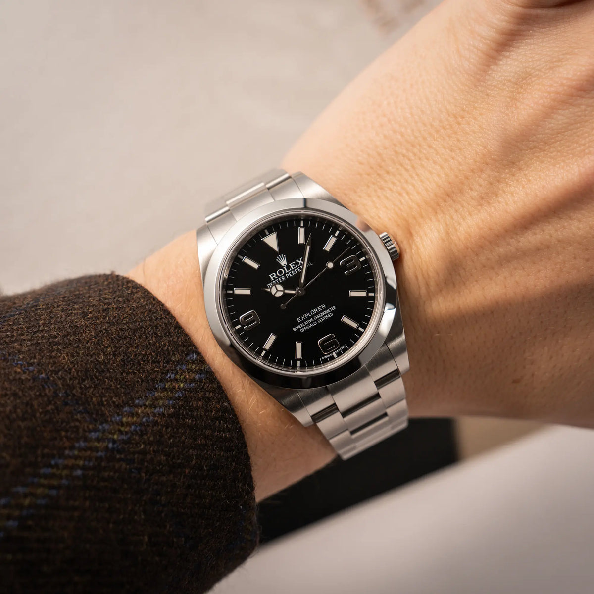 Wristshot mit der Rolex Explorer der Referenz 214270 mit 39mm Oyster-Gehäuse und dem klassischen 2-6-9-Zifferblatt in schwarz