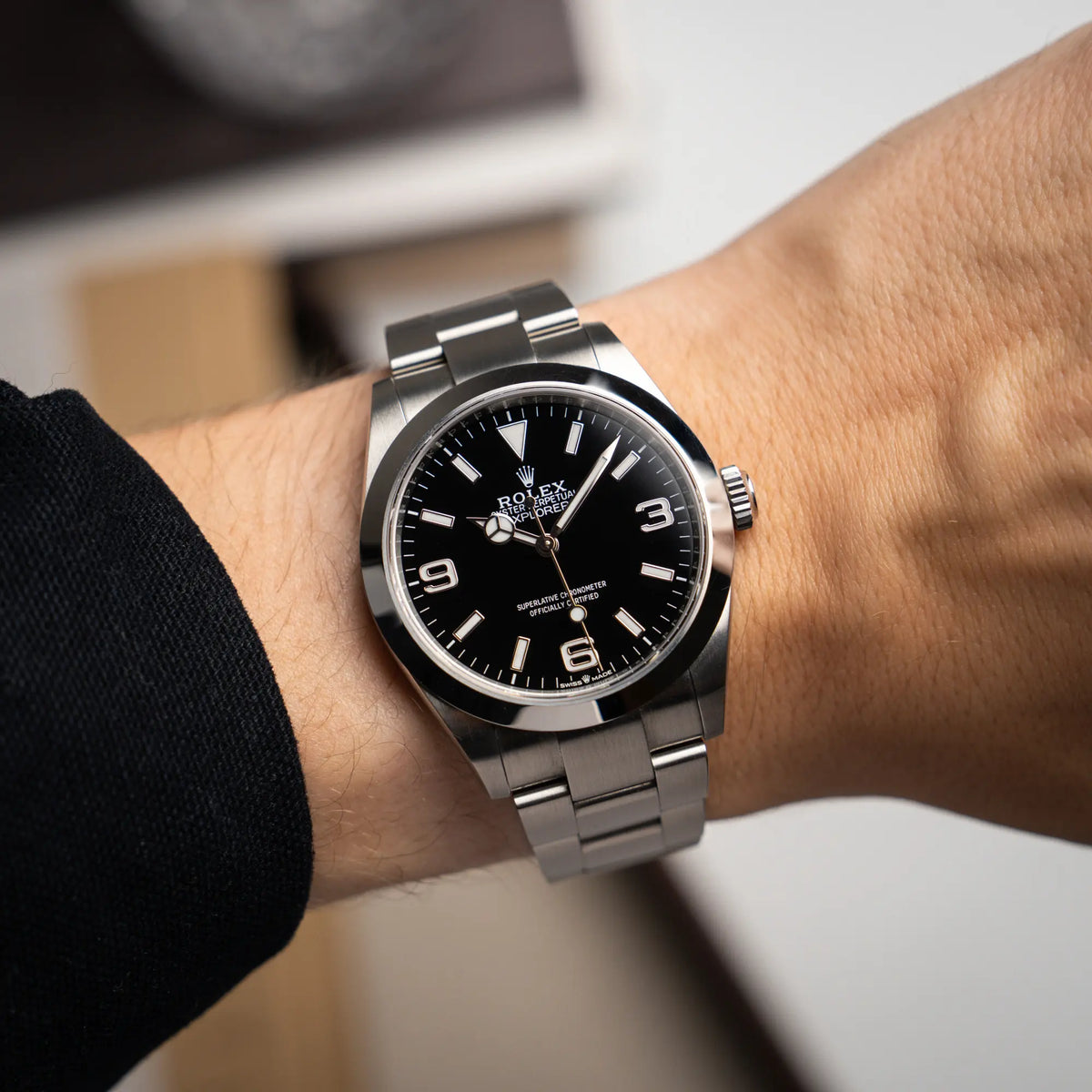 Wristshot mit der Rolex Explorer 40 Armbanduhr der Referenz 224270 mit dem klassischen 3-6-9-Explorer-Zifferblatt