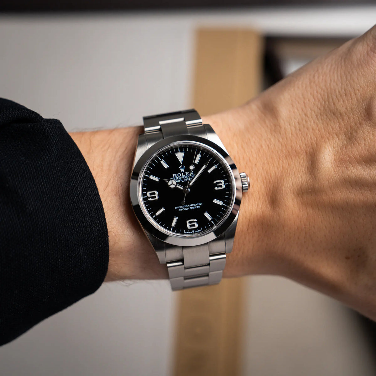 Mann trägt die Rolex Explorer 40 Armbanduhr der Referenz 224270 mit dem klassischen 3-6-9-Explorer-Zifferblatt für einen Wristshot am Handgelenk