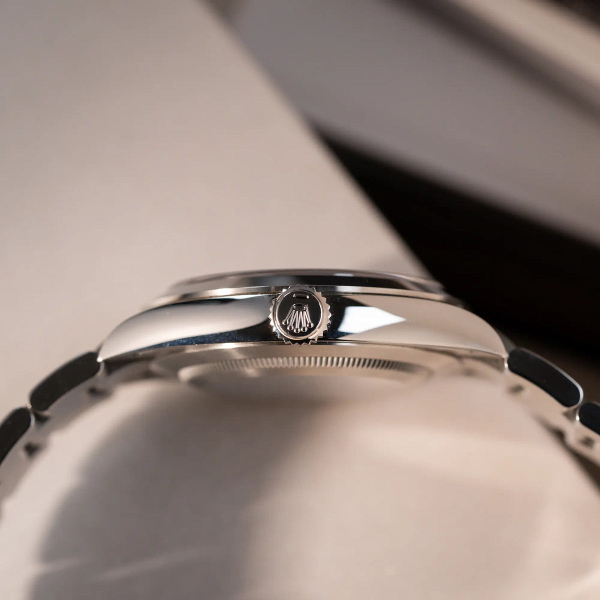 Produktfotografie der Rolex Explorer 40 Armbanduhr der Referenz 224270 mit dem klassischen 3-6-9-Explorer-Zifferblatt zeigt die seitliche Gehäuseflanke mit der Aufzugskrone