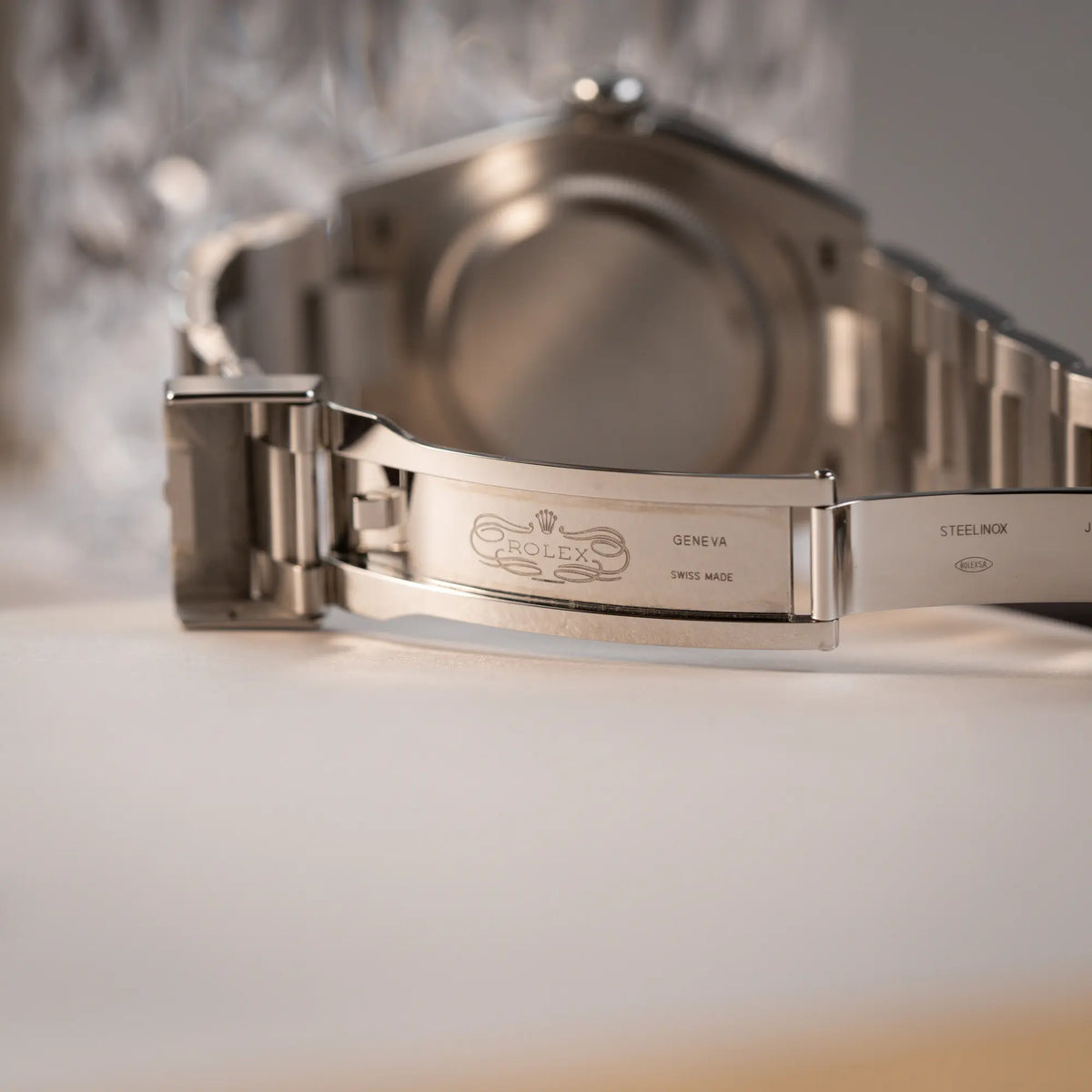 Detailaufnahme des klassischen Rolex Logos im Inneren der Oyster-Faltschliesse der Rolex Explorer 40 Armbanduhr der Referenz 224270 mit dem klassischen 3-6-9-Explorer-Zifferblatt
