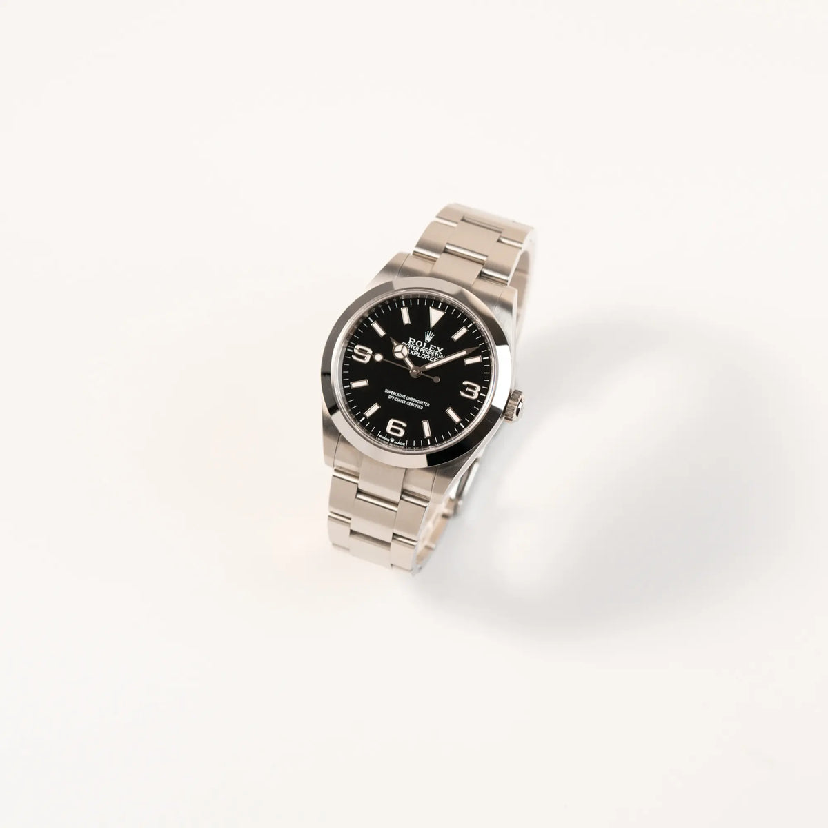Leicht schräge Ansicht der Rolex Explorer 40 Armbanduhr der Referenz 224270 mit dem klassischen 3-6-9-Explorer-Zifferblatt