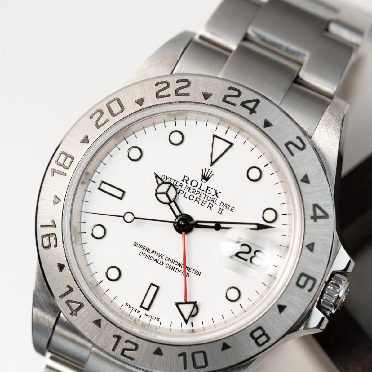 Detailaufnahme der Rolex Explorer 2 - Referenz 16570T - mit dem weißen Polar-Zifferblatt