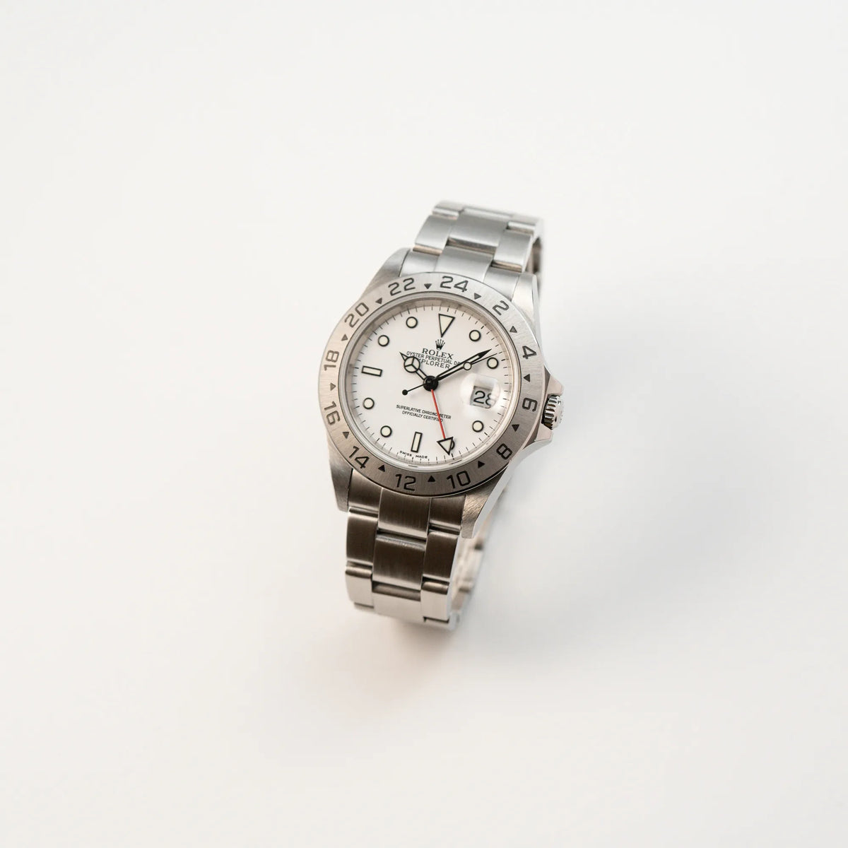 Leicht schräge Ansicht der Rolex Explorer 2 - Referenz 16570T - mit dem weißen Polar-Zifferblatt