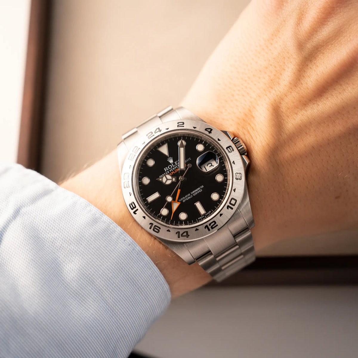 Wristshot mit der Rolex Explorer 2 Orangehand im Top-Zustand der Referenz 216570 mit schwarzem Zifferblatt