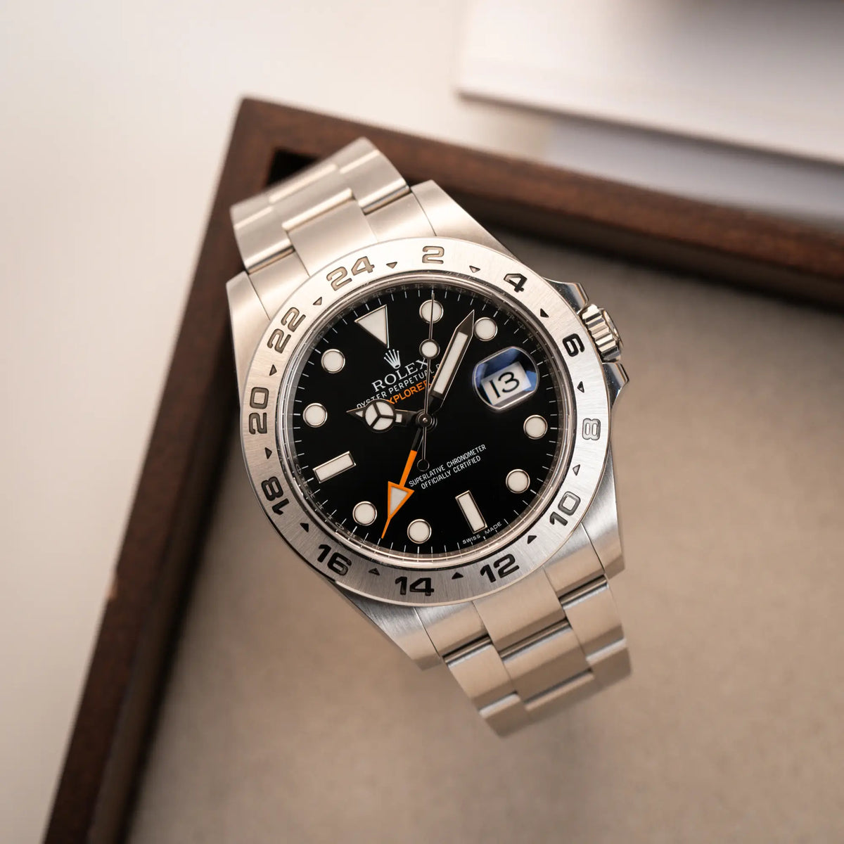 Produktfotografie als Titelbild der Rolex Explorer 2 Orangehand im Top-Zustand der Referenz 216570 mit schwarzem Zifferblatt
