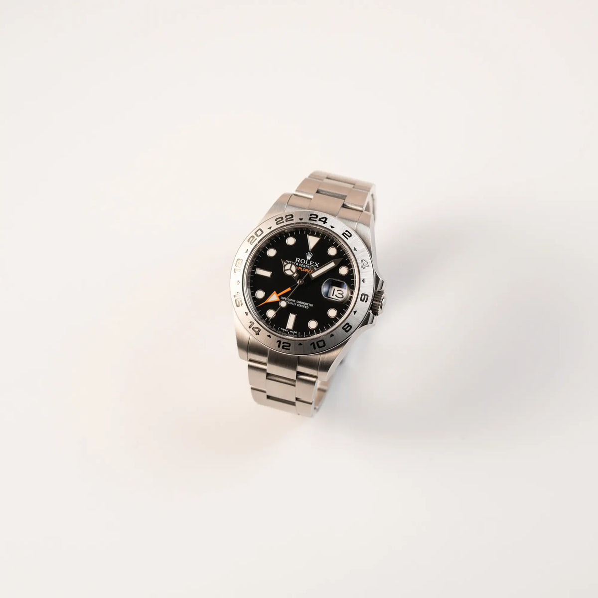 Leicht schräge Ansicht der Rolex Explorer 2 Orangehand im Top-Zustand der Referenz 216570 mit schwarzem Zifferblatt