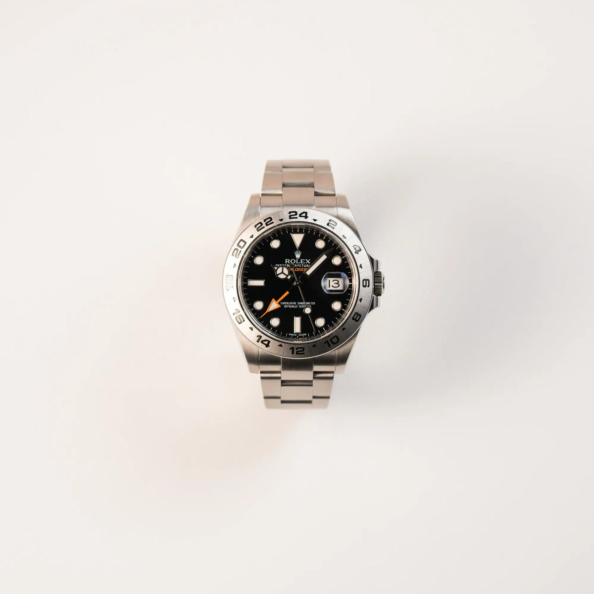 Frontale Ansicht der Rolex Explorer 2 Orangehand im Top-Zustand der Referenz 216570 mit schwarzem Zifferblatt