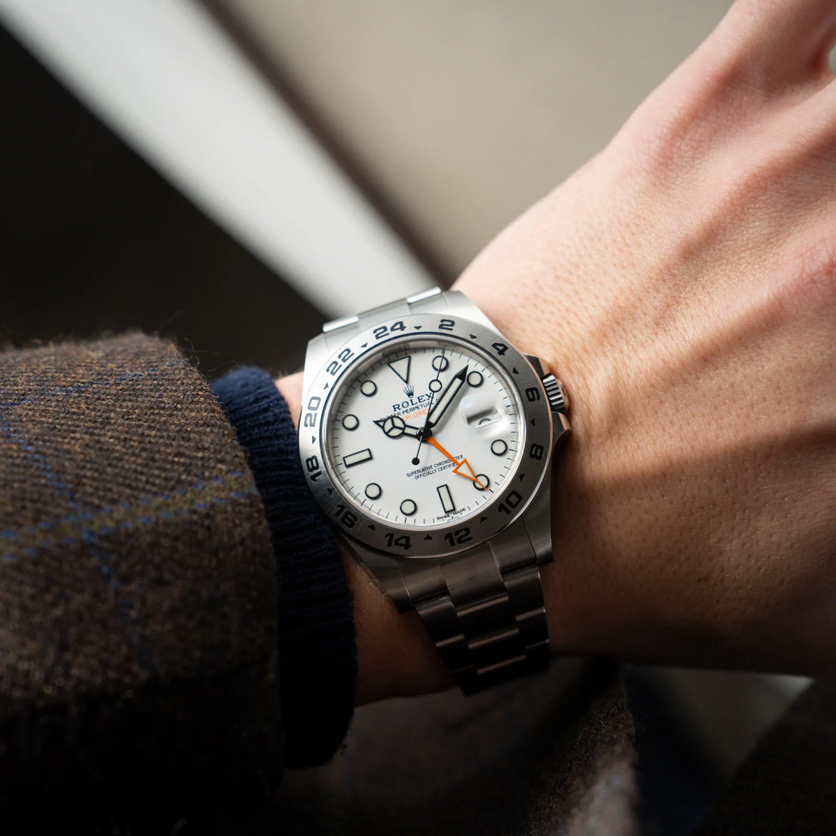 Wristshot mit der Rolex Explorer II 216570 mit dem weißen Polar Zifferblatt mit dem typischen orangen GMT-Zeiger