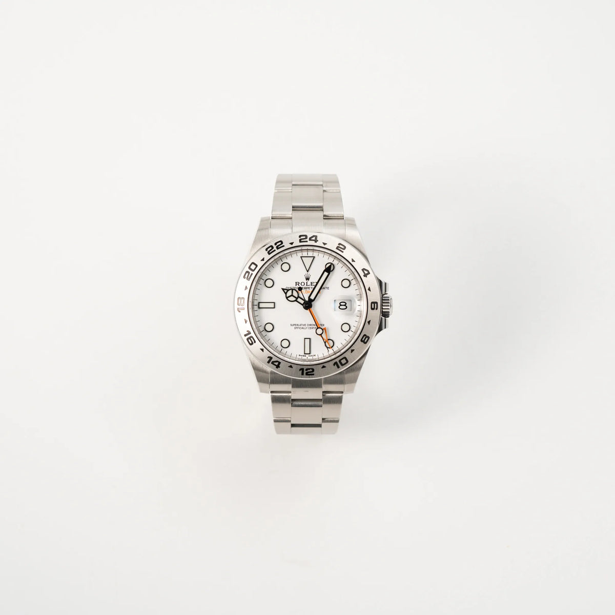 Frontale Ansicht der Rolex Explorer II 216570 aus 2021 mit dem weißen Polar Zifferblatt mit dem typischen orangen GMT-Zeiger in einem sehr guten Zustand