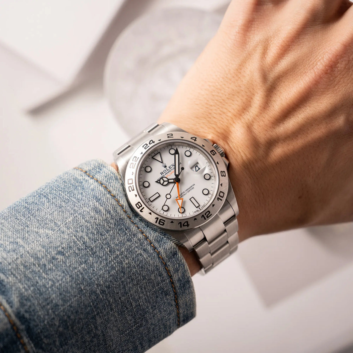 Wristshot mit der Rolex Explorer II der Referenz 226570 am Oyster-Stahlband mit dem weißen Polar-Zifferblatt und dem typischen orangen 24-Stunden-Zeiger