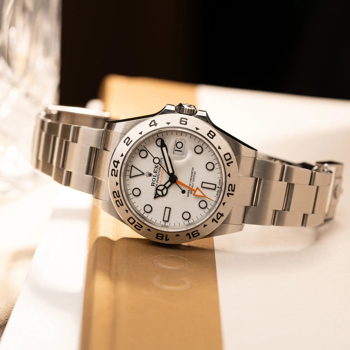 Produktfotografie als Titelbild der Rolex Explorer 2 der Referenz 226570 mit dem Polar Zifferblatt und orangem GMT-Zeiger
