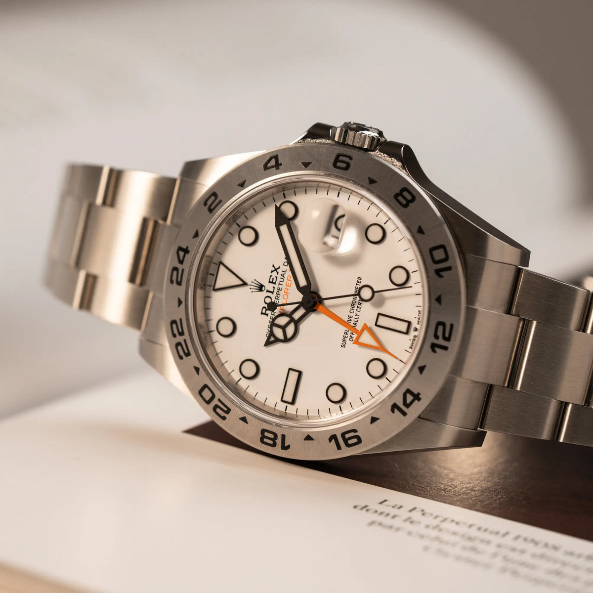 Detailaufnahme der Rolex Explorer 2 der Referenz 226570 mit dem Polar Zifferblatt und orangem GMT-Zeiger
