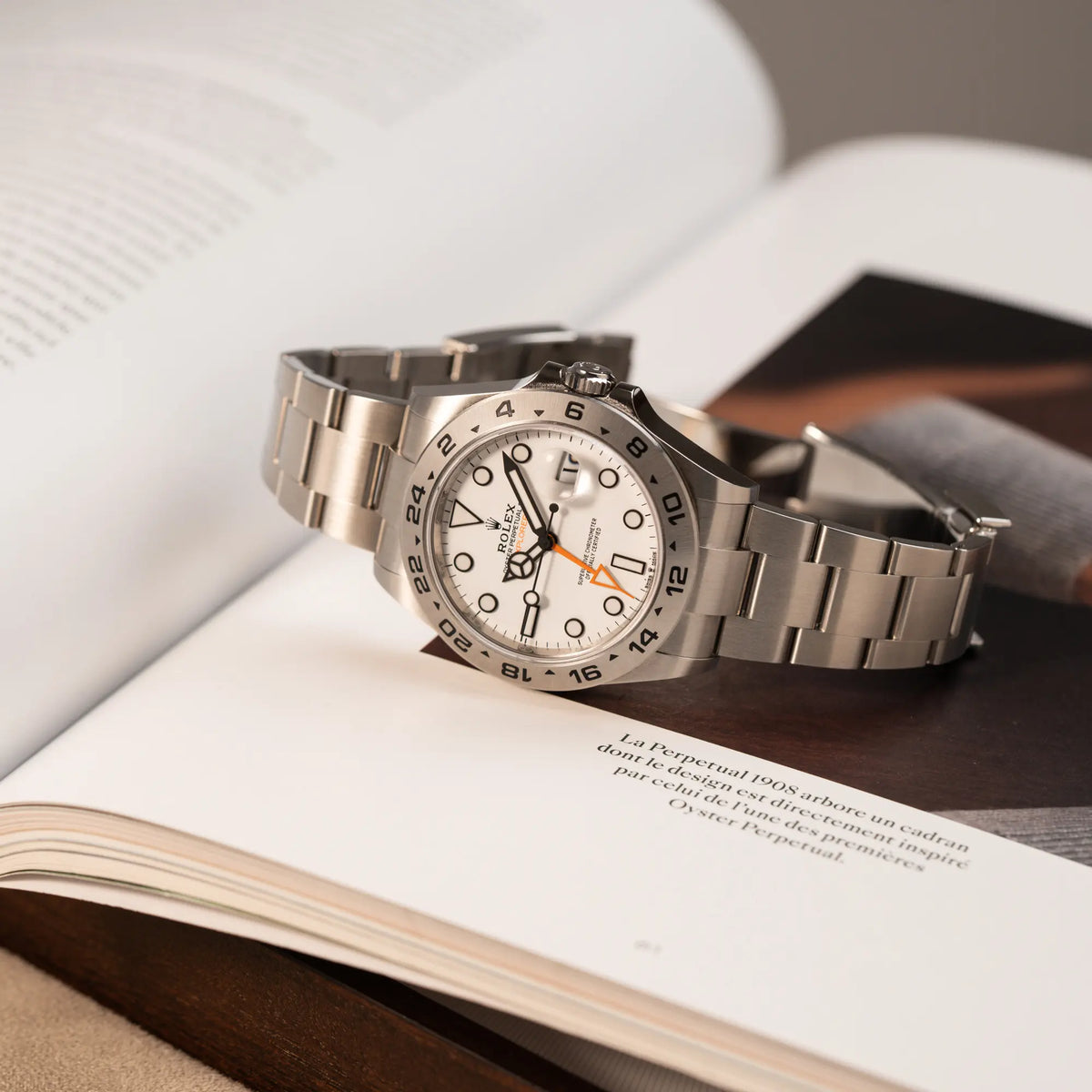 Produkfotografie der Rolex Explorer 2 der Referenz 226570 mit dem Polar Zifferblatt und orangem GMT-Zeiger