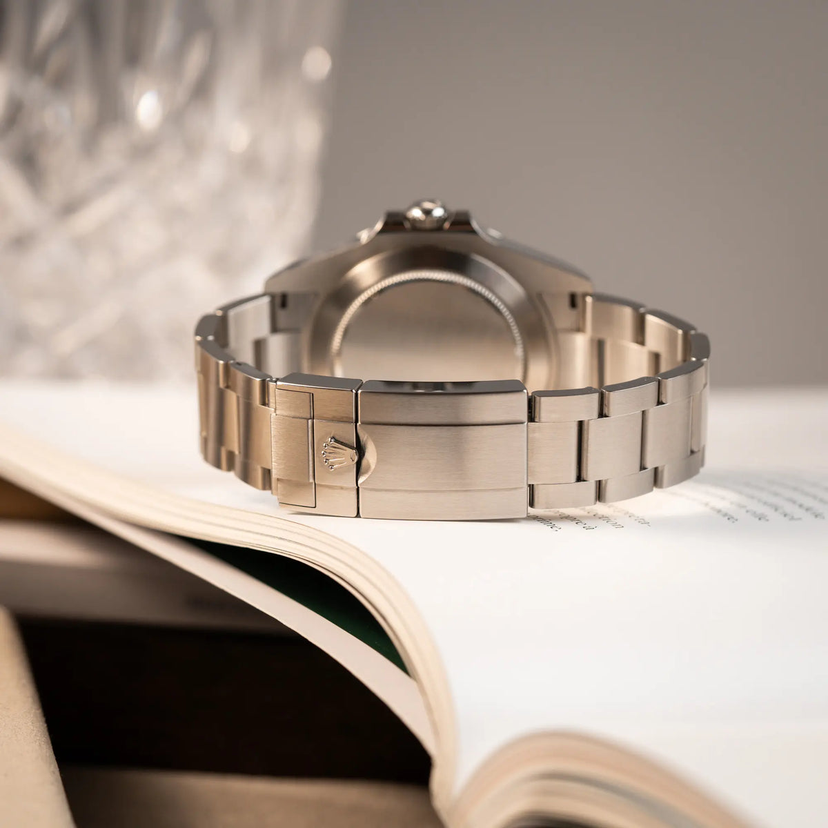 Produktfotografie der Rolex Explorer 2 der Referenz 226570 mit dem Polar Zifferblatt und orangem GMT-Zeiger zeigt die Oyster.Faltschliesse