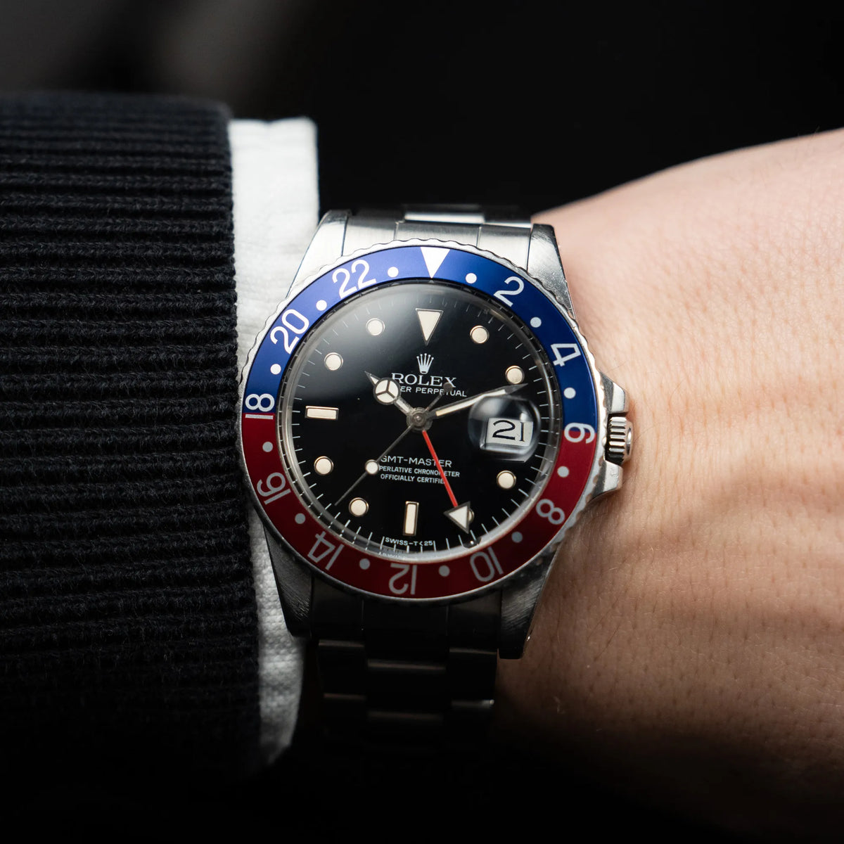 Wristshot mit der Rolex GMT Master 1675 mit dem Nickname Pepsi mit blau-roter Lynette