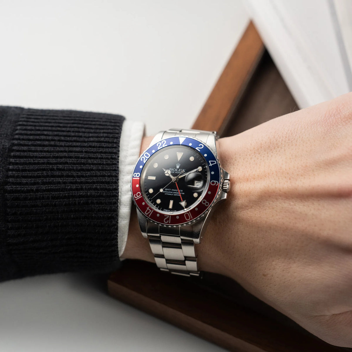 Wristshot mit der Rolex GMT Master 1675 mit dem Nickname Pepsi mit blau-roter Lynette