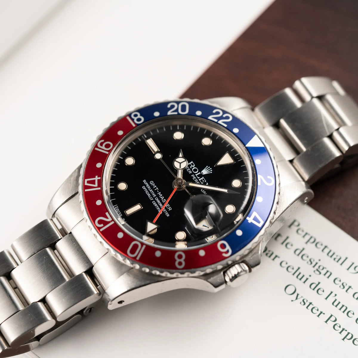Produktfotografie der Rolex GMT Master 1675 mit dem Nickname Pepsi mit blau-roter Lynette
