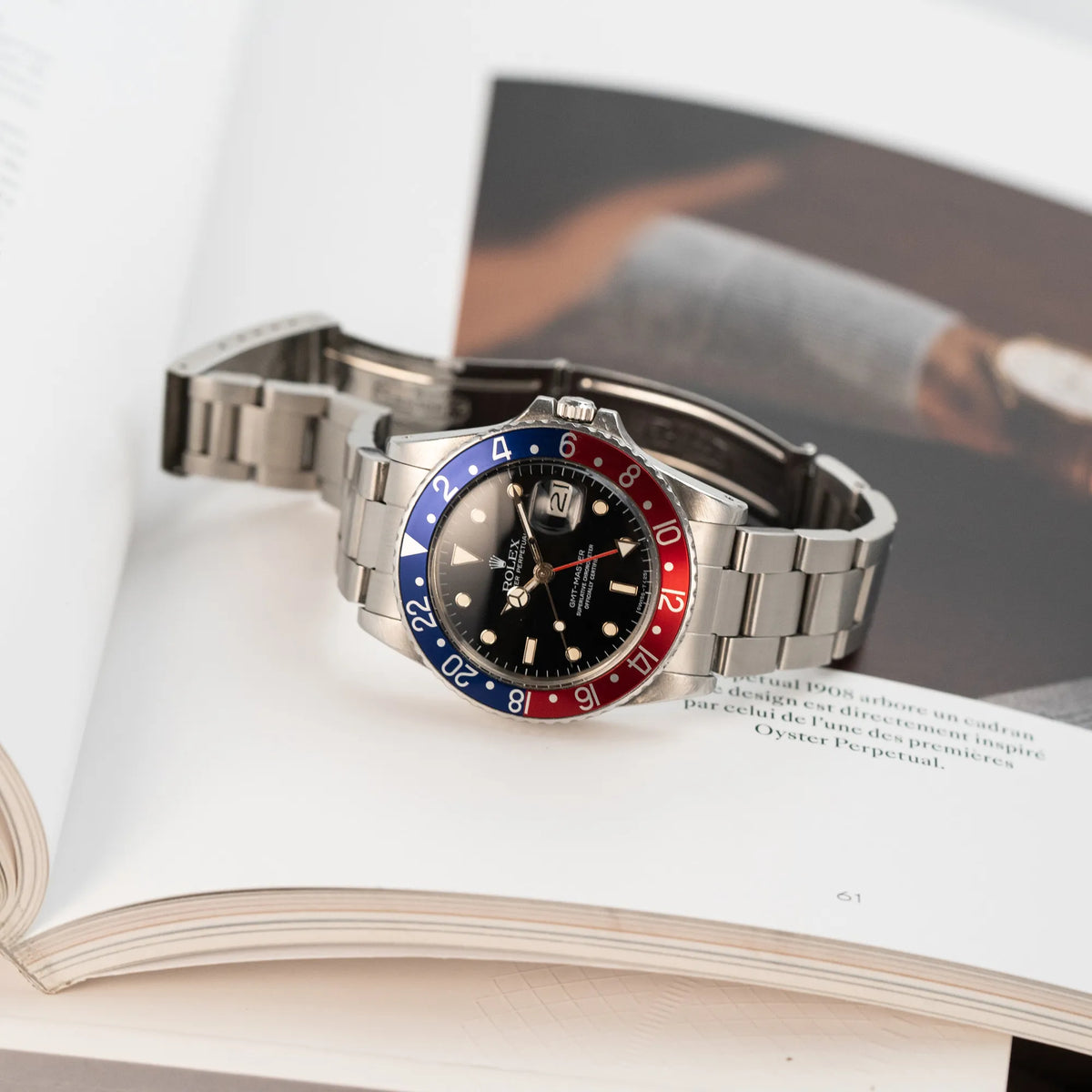 Produktfotografie der Rolex GMT Master 1675 mit dem Nickname Pepsi mit blau-roter Lynette