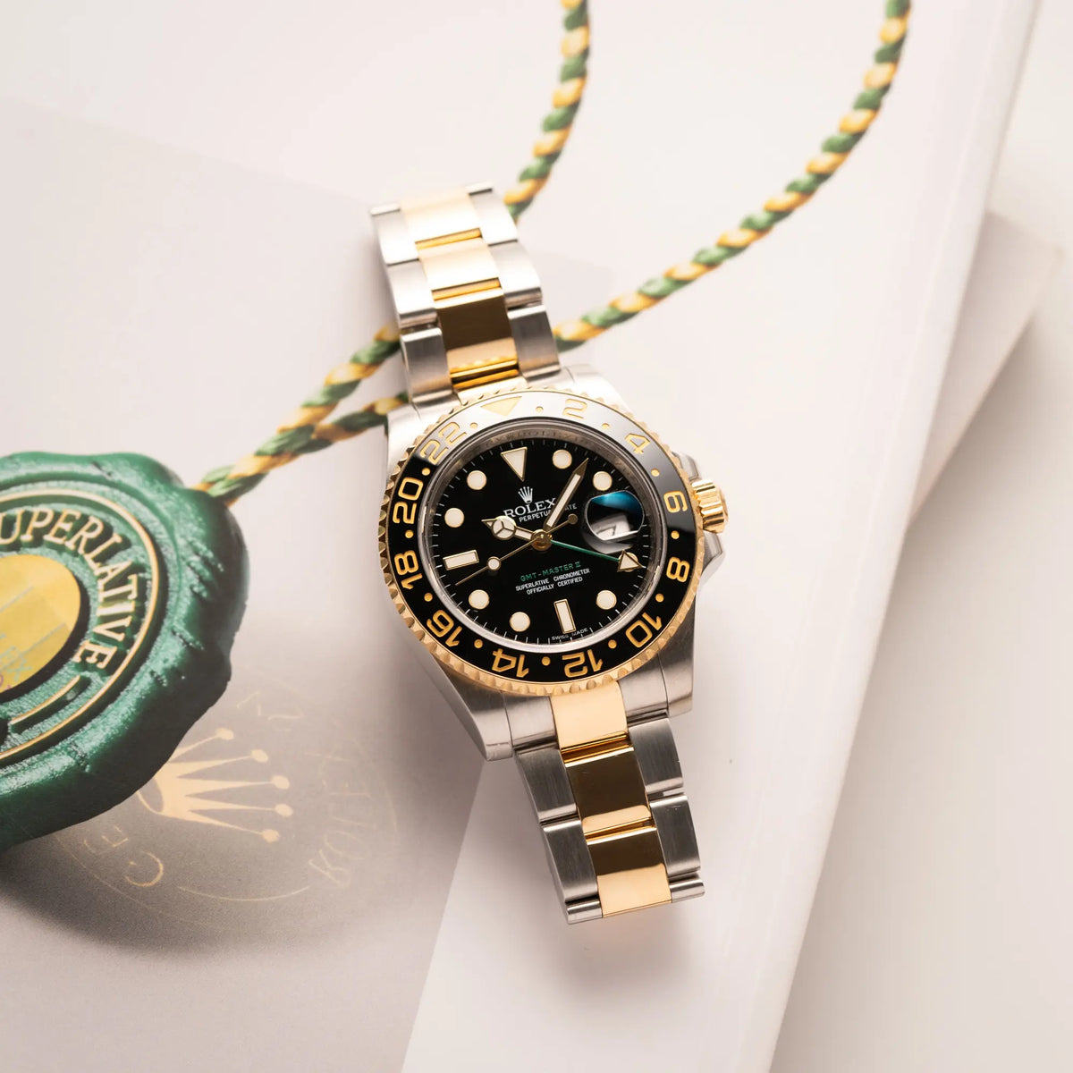 Rolex GMT-Master II der Referenz 116713LN in Stahl-Gold mit schwarzem Zifferblatt und dem grünen GMT-Zeiger