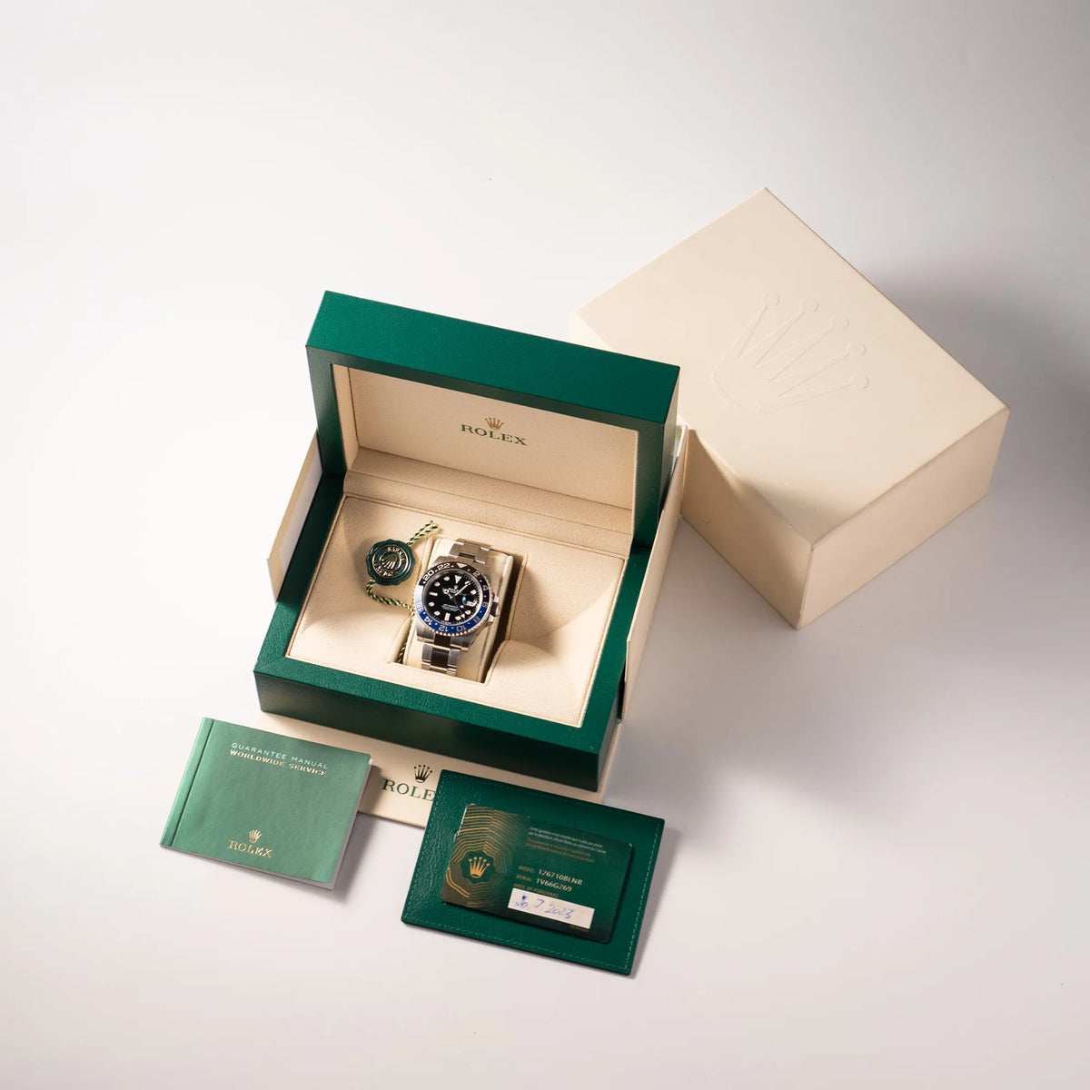 Lieferumfang zu der Rolex GMT-Master II 126710BLNR mit dem Nickname Batman und der typischen Kombination aus blau-schwarzer Keramik-Lünette und schwarzem Zifferblatt, bestehend aus Box mit Umkarton, Hangtag, Garantiekarte und Booklets