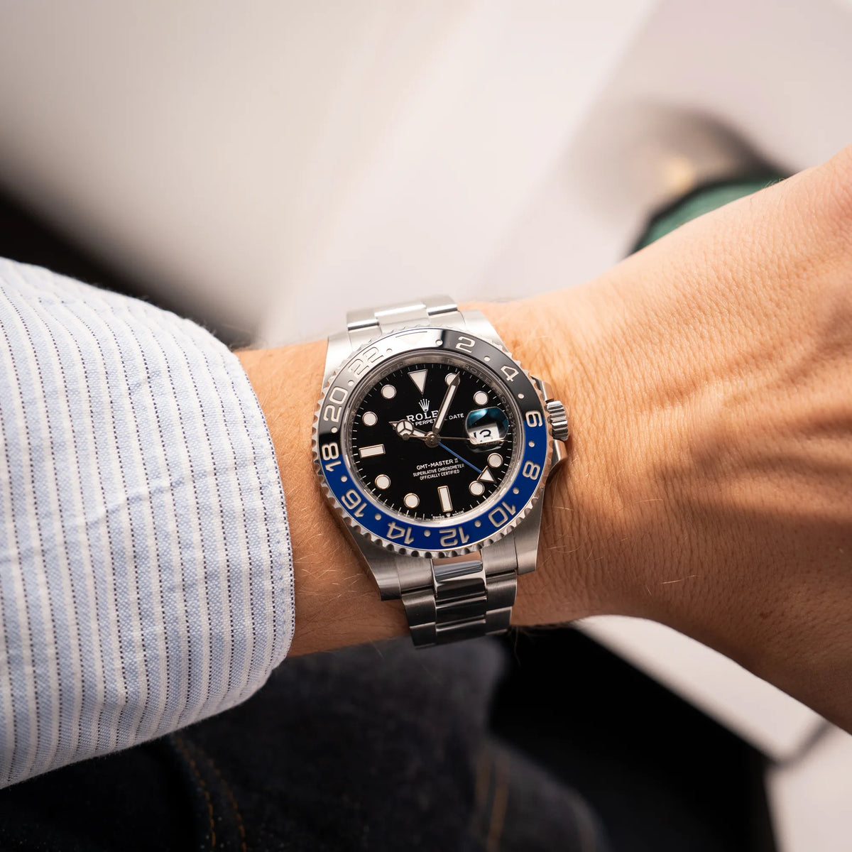 Wristshot mit der Rolex GMT-Master II 126710BLNR mit dem Nickname Batman und der typischen Kombination aus blau-schwarzer Keramik-Lünette und schwarzem Zifferblatt