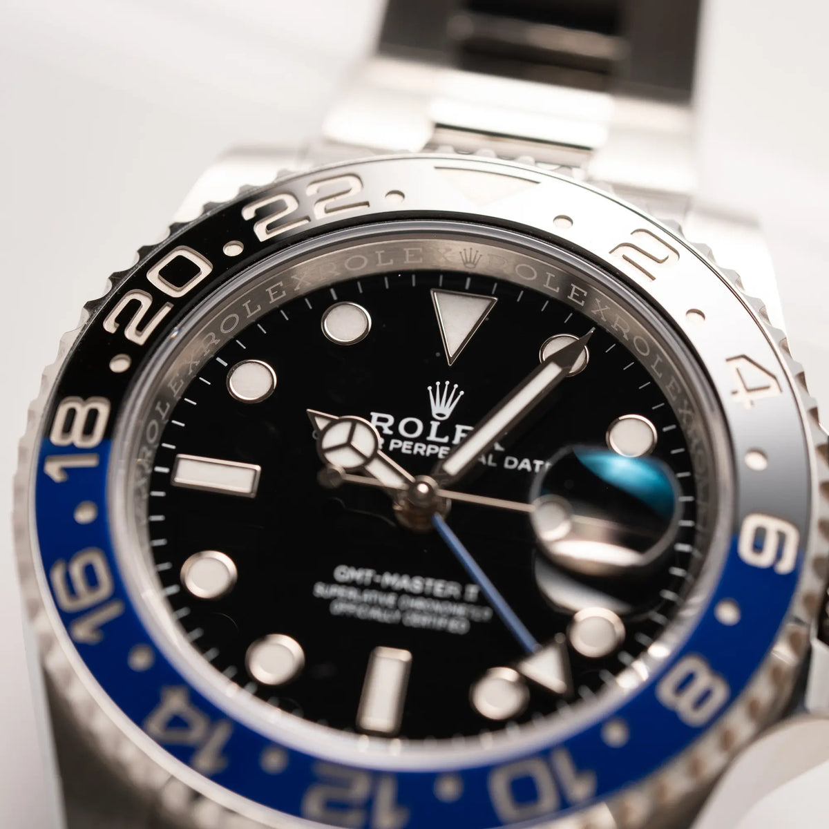 Detailaufnahme zeigt die Rehaut der Rolex GMT-Master II 126710BLNR mit dem Nickname Batman und der typischen Kombination aus blau-schwarzer Keramik-Lünette und schwarzem Zifferblatt
