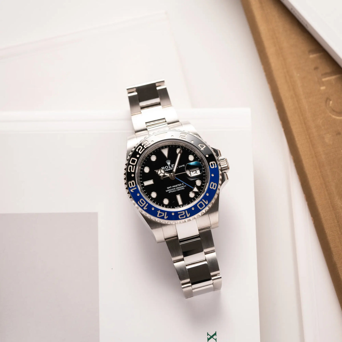 Produktfotografie zeigt die Rolex GMT-Master II 126710BLNR mit dem Nickname Batman und der typischen Kombination aus blau-schwarzer Keramik-Lünette und schwarzem Zifferblatt aus der Vogelperspektive