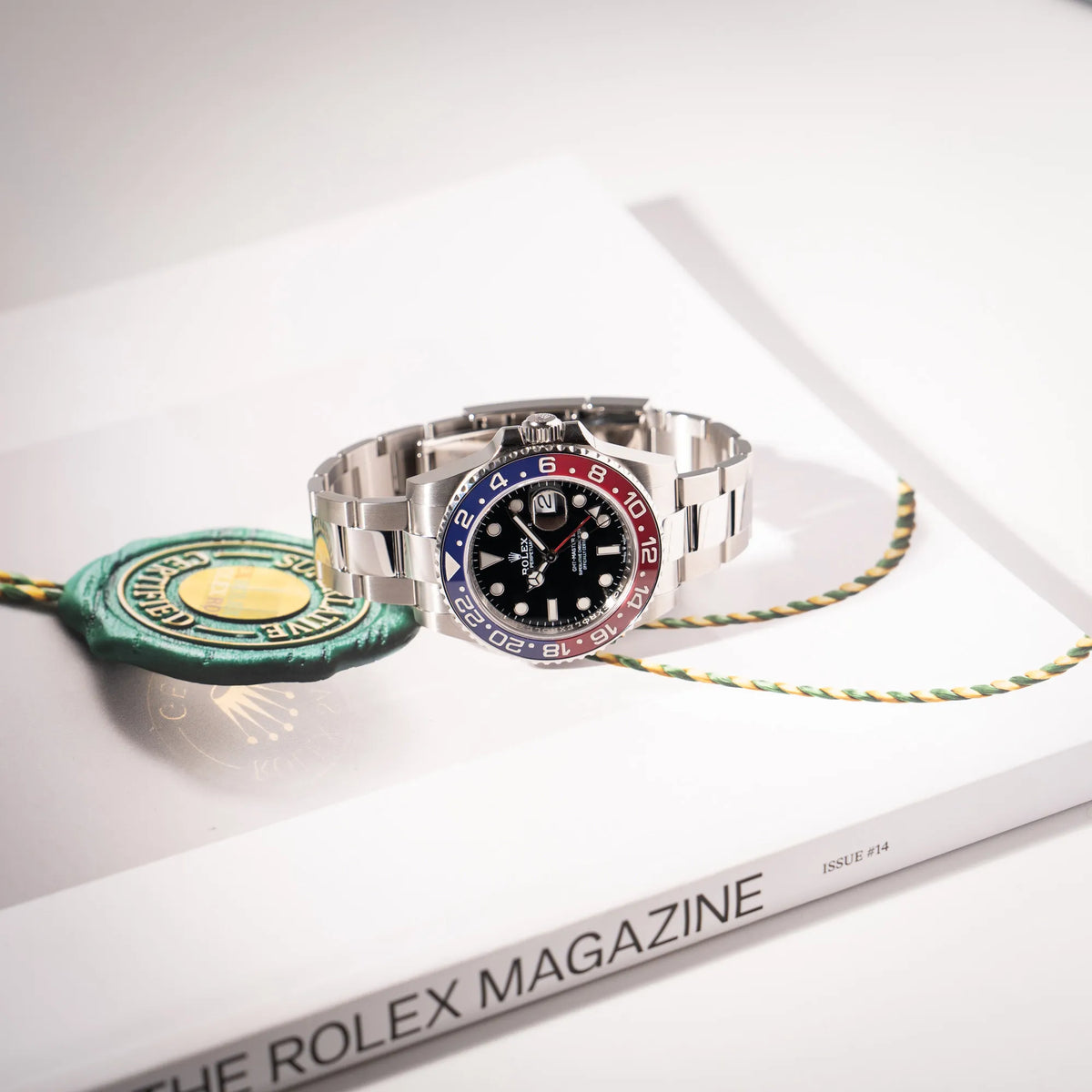 Produktfotografie der Rolex GMT-Master II der Referenz 126710BLRO mit der blau-roten Pepsi-Lünette in Keramik am Oyster-Stahl-Armband im ungetragenen Zustand