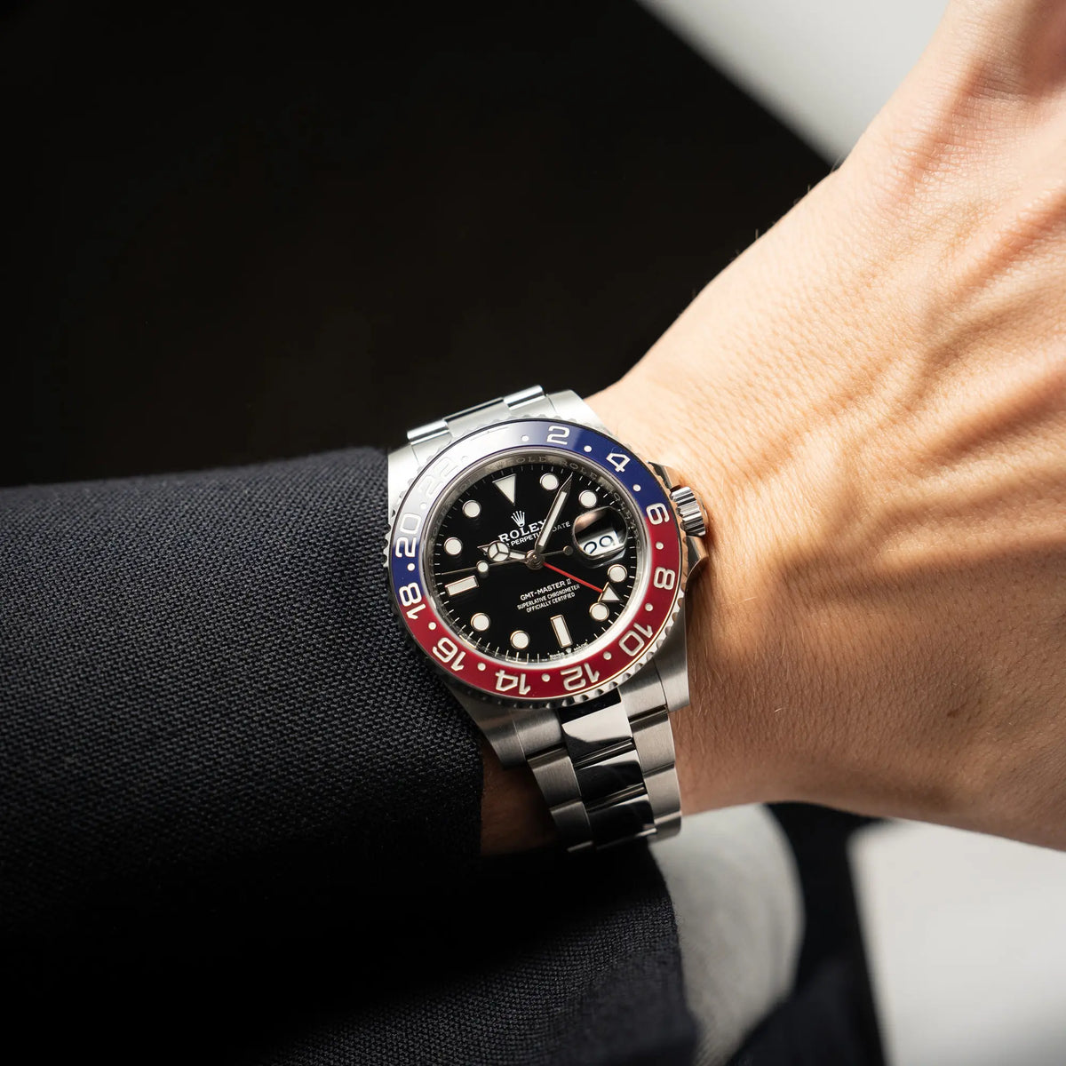 Wristshot mit der Rolex GMT-Master II der Referenz 126710BLRO mit der blau-roten Pepsi-Lünette in Keramik am Oyster-Stahl-Armband im ungetragenen Zustand an einem Männerhandgelenk
