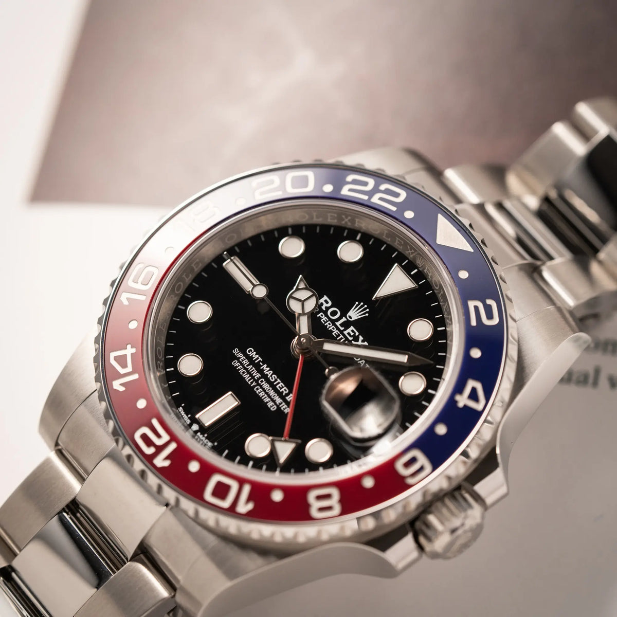 Detailaufnahme des Uhrenkopfes der Rolex GMT-Master II der Referenz 126710BLRO mit der blau-roten Pepsi-Lünette in Keramik am Oyster-Stahl-Armband im ungetragenen Zustand