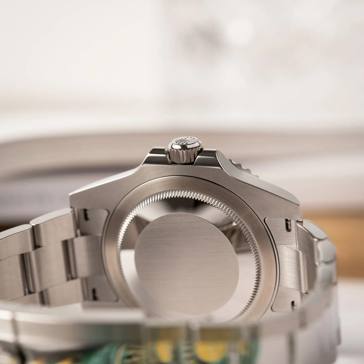 Produktfotografie der Rolex GMT-Master II der Referenz 126710BLRO mit der blau-roten Pepsi-Lünette in Keramik am Oyster-Stahl-Armband im ungetragenen Zustand zeigt die Aufzugskrone und den Gehäuseboden