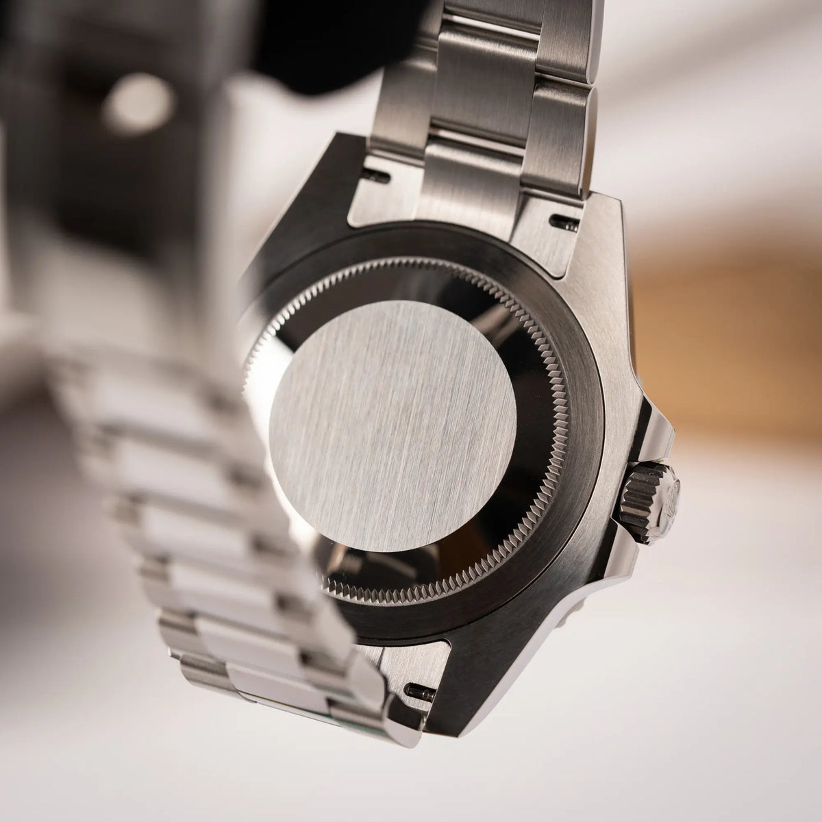 Produktfotografie zeigt den Gehäuseboden der Rolex GMT-Master II der Referenz 126710BLRO mit der blau-roten Pepsi-Lünette in Keramik am Oyster-Stahl-Armband im ungetragenen Zustand