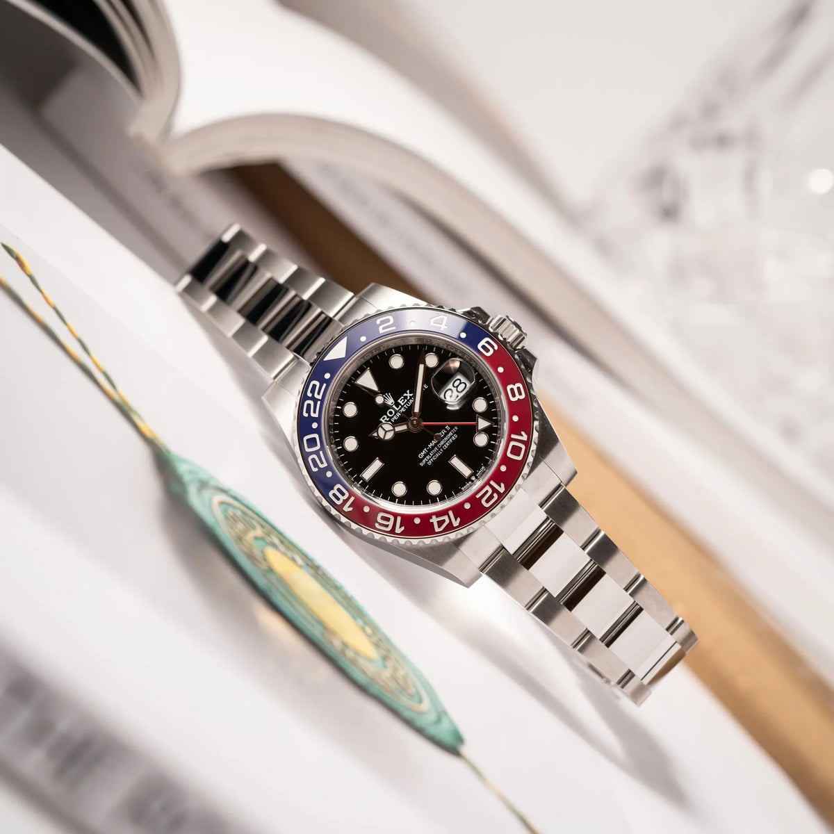 Produktfoto der Rolex GMT-Master II der Referenz 126710BLRO mit der blau-roten Pepsi-Lünette in Keramik am Oyster-Stahl-Armband im ungetragenen Zustand