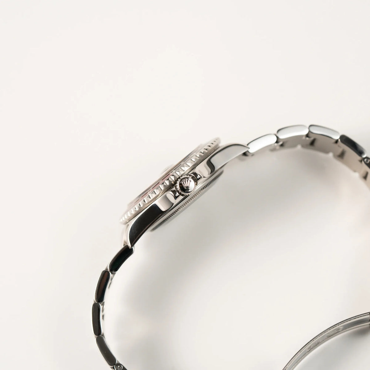 Seitliche Gehäuseflanke mit Blick auf die Aufzugskrone der Rolex GMT-Master II 16710 mit der schwarz-roten "Coke" Aluminium-Lünetten-Einlage aus 2003 am Oyster Stahlband