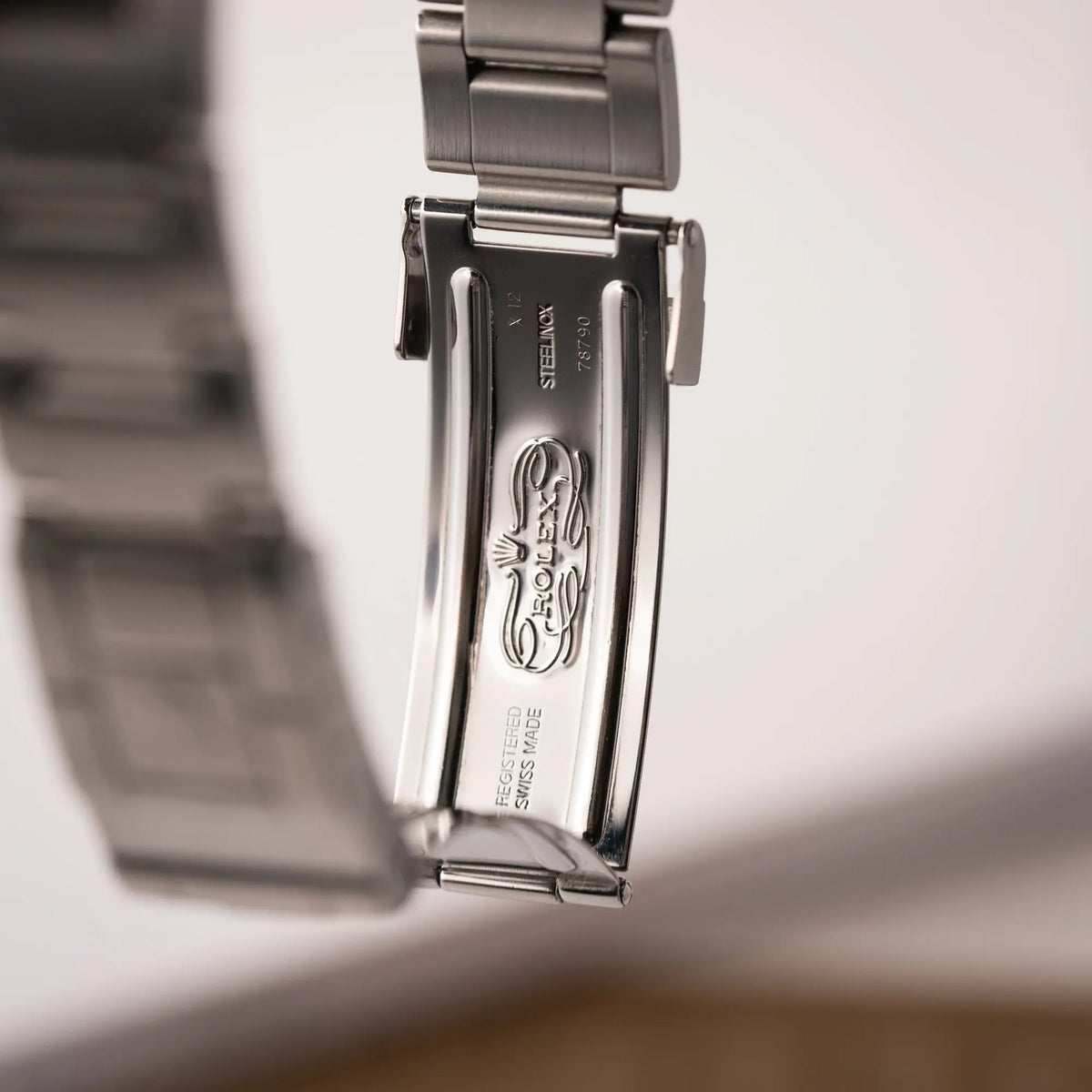 Klassiches Rolex Logo im Innerender Oyster-Faltschliesse der Rolex GMT-Master II der Referenz 16710 2000 mit schwarz-roter Coke-Lünette und dem für das Jahr 2000 typische "Swiss Only" - Zifferblatt