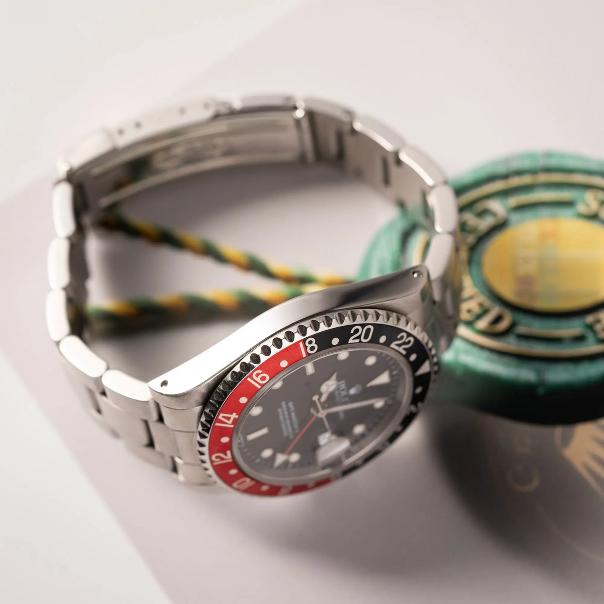 Seitliche Gehäuseflanke der Rolex GMT-Master II der Referenz 16710 2000 mit schwarz-roter Coke-Lünette und dem für das Jahr 2000 typische "Swiss Only" - Zifferblatt