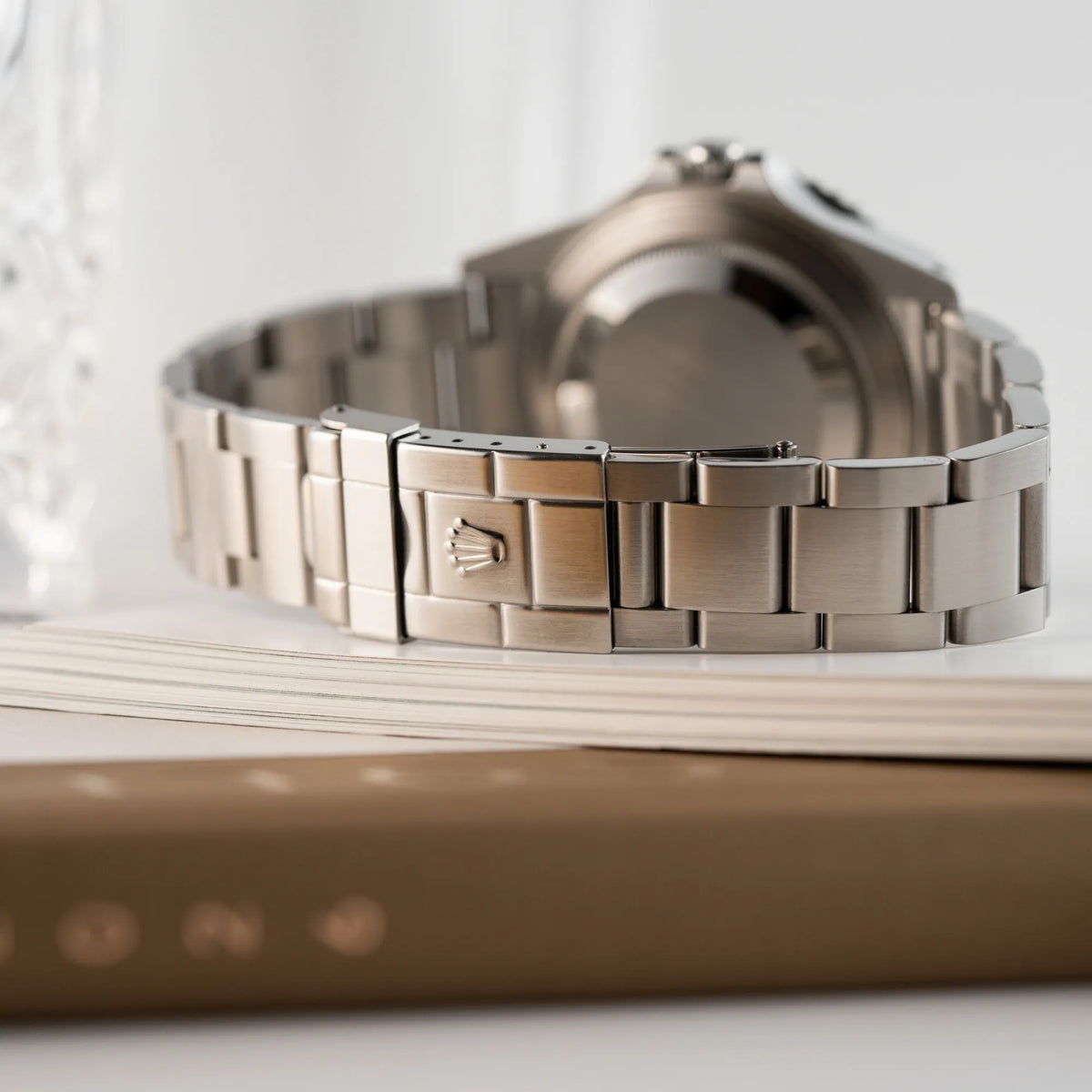 Produktfotografie zeigt die Oberflächenstruktur des Oyster-Stahlband und der Oyster-Stahl-Faltschliesse von der Rolex GMT-Master II 16710 aus 2001 mit schwarzem Aluminium-Lünetten-Inlay in einem neuwertigen Zustand