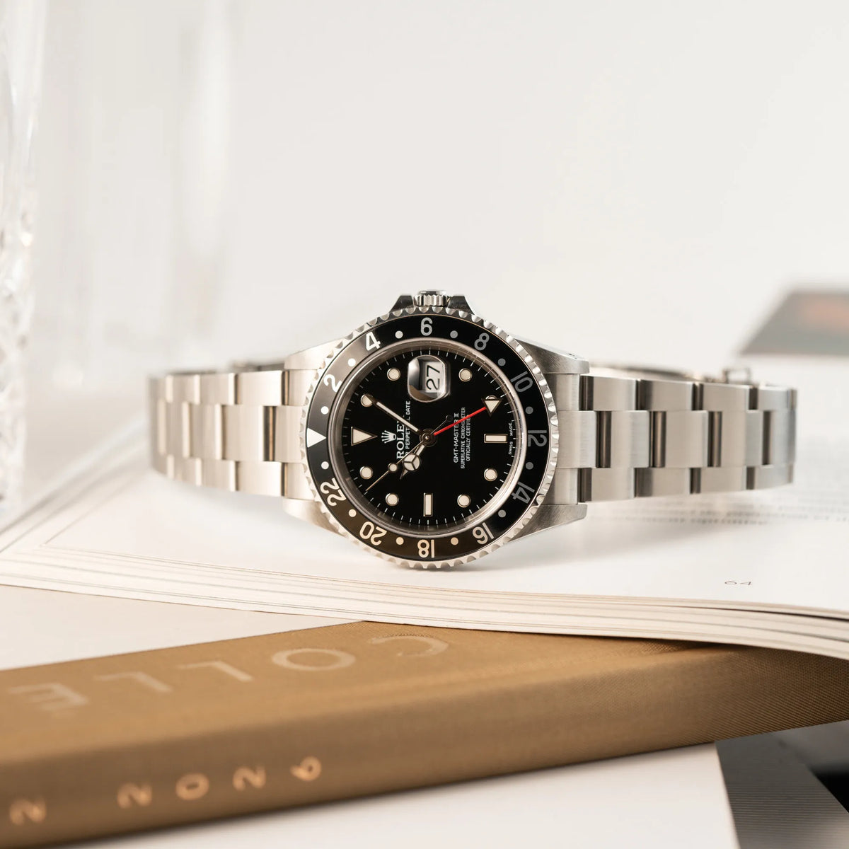 Produktfotografie als Titelbild der Rolex GMT-Master II 16710 aus 2001 mit schwarzem Aluminium-Lünetten-Inlay in einem neuwertigen Zustand