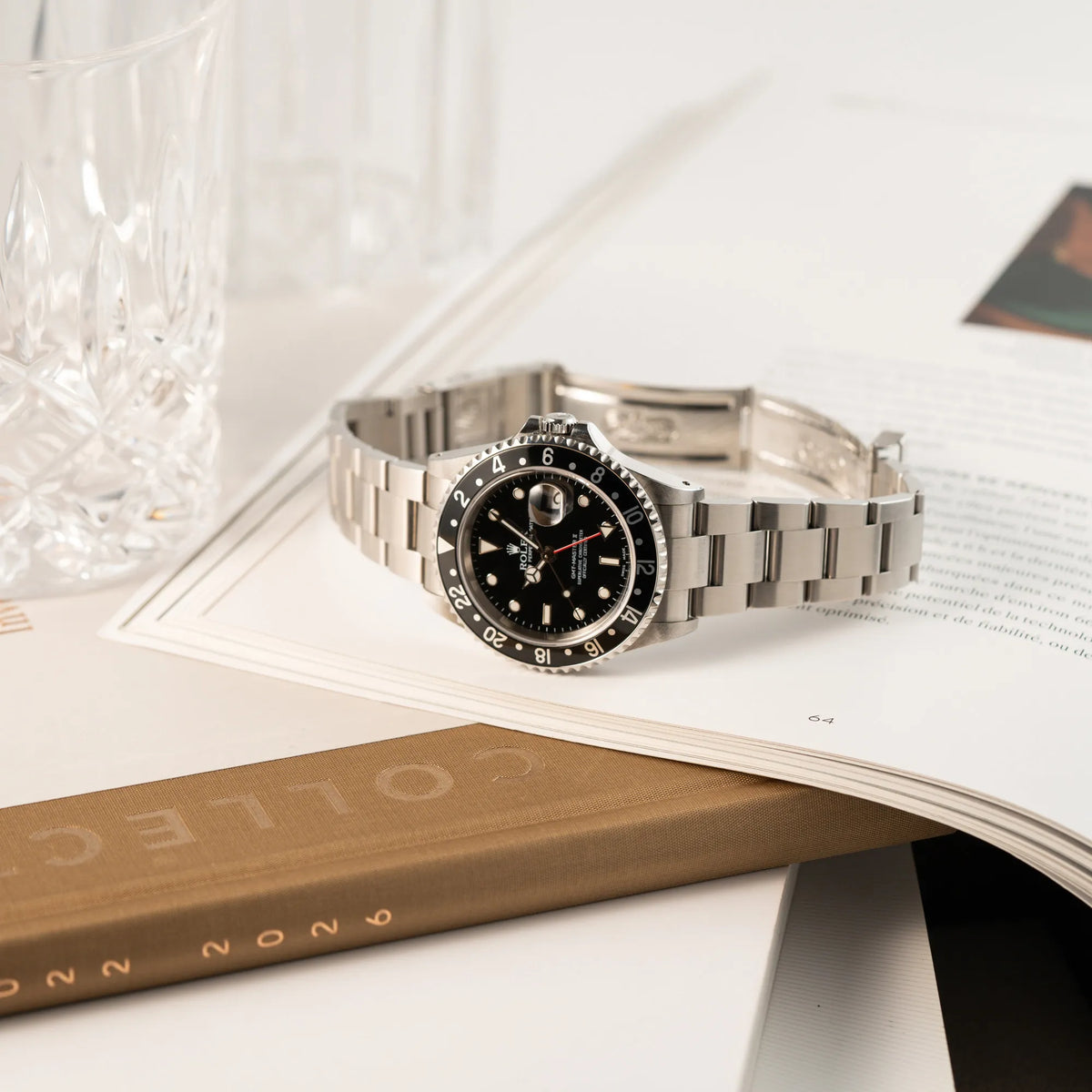 Produktfotografie der Rolex GMT-Master II 16710 aus 2001 mit schwarzem Aluminium-Lünetten-Inlay in einem neuwertigen Zustand