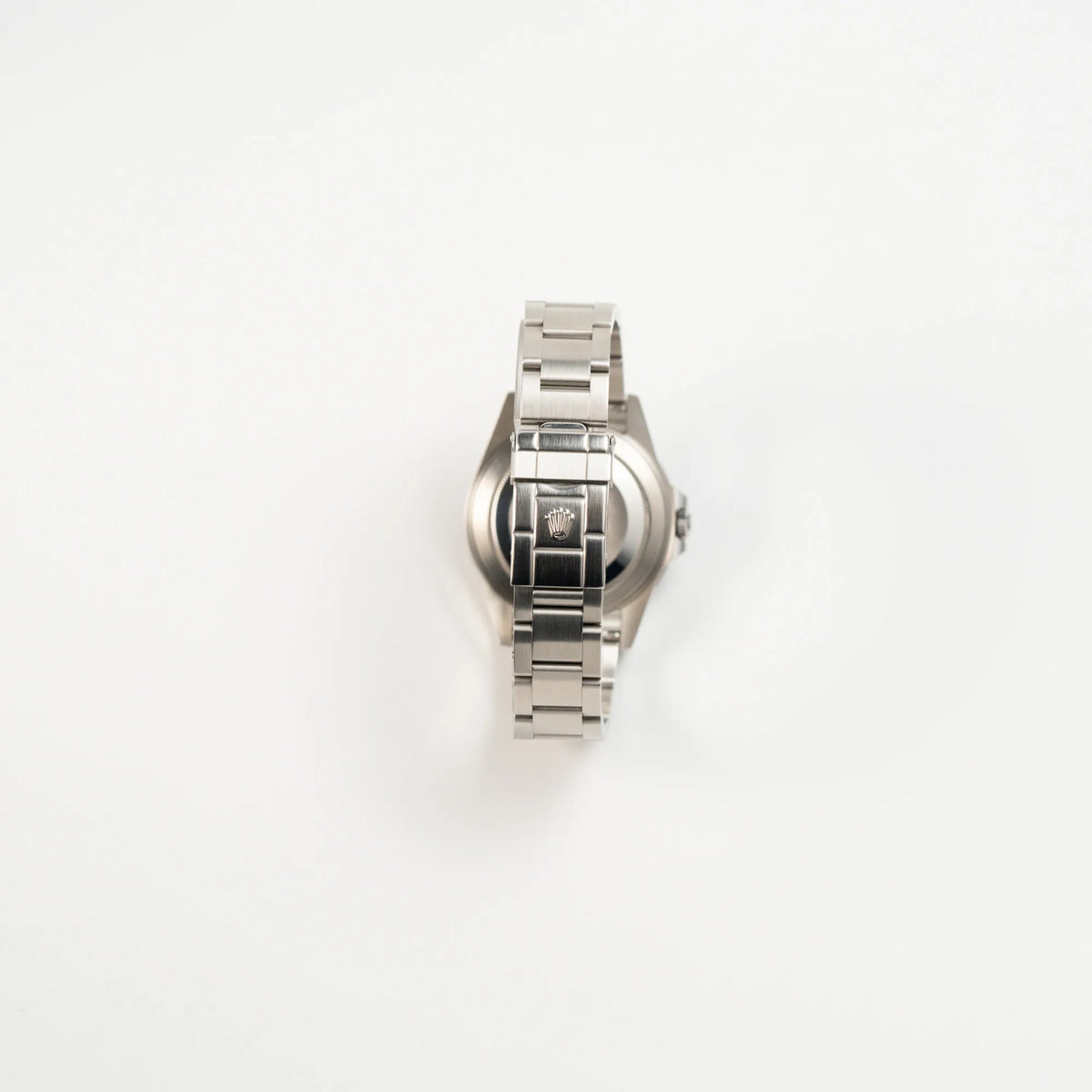 Blick auf das Oyster-Stahlband mit Oyster-Stahl-Faltschliesse der Rolex GMT-Master II 16710 aus 2001 mit schwarzem Aluminium-Lünetten-Inlay in einem neuwertigen Zustand