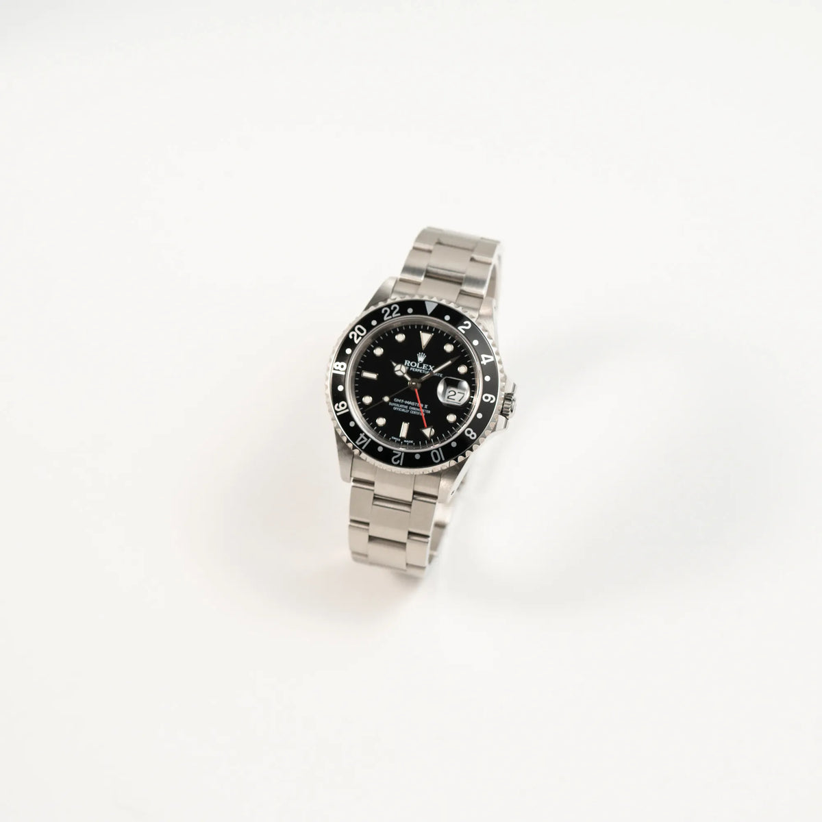 Leicht schräge Ansicht der Rolex GMT-Master II 16710 aus 2001 mit schwarzem Aluminium-Lünetten-Inlay in einem neuwertigen Zustand