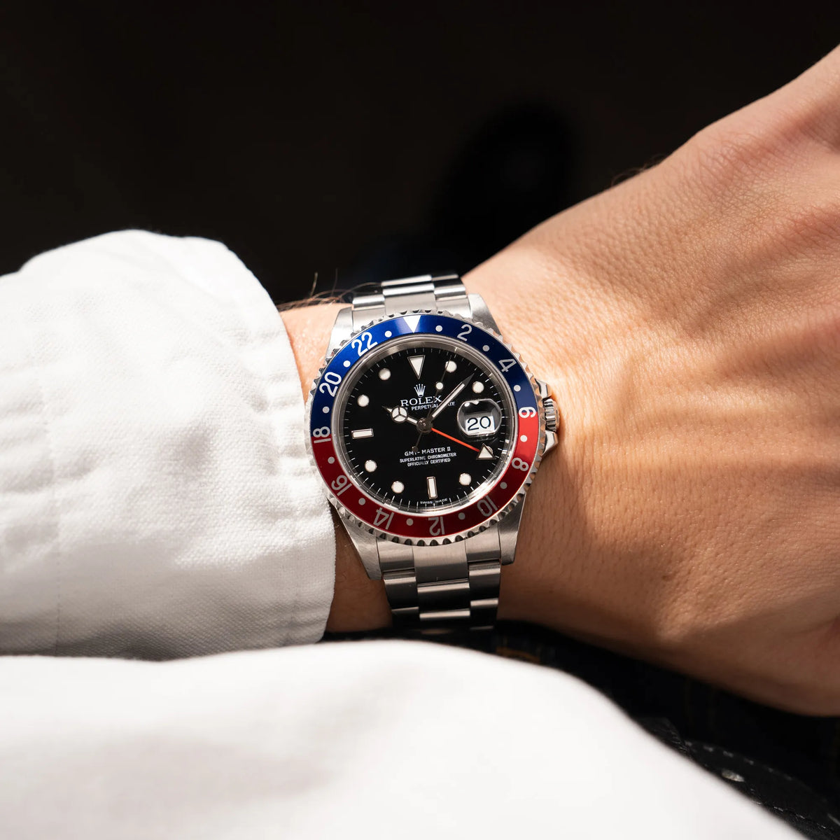 Mann trägt die Rolex GMT-Master II der Referenz 16710 mit der blau-roten Pepsi Lünette aus Aluminium mit kräftigen Farben an seinem Handgelenk
