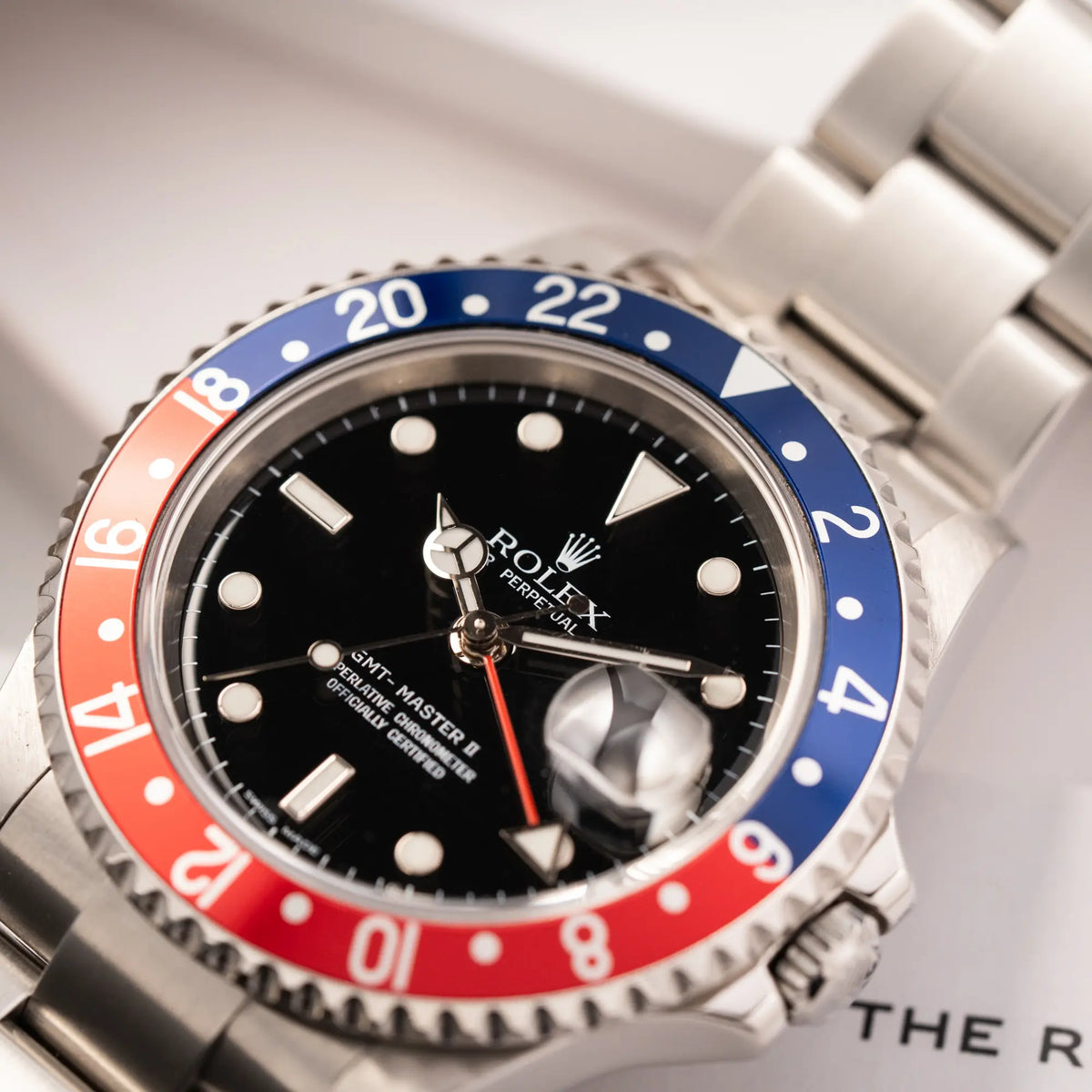 Nahaufnahme der Rolex GMT-Master II der Referenz 16710 mit der blau-roten Pepsi Lünette aus Aluminium mit kräftigen Farben