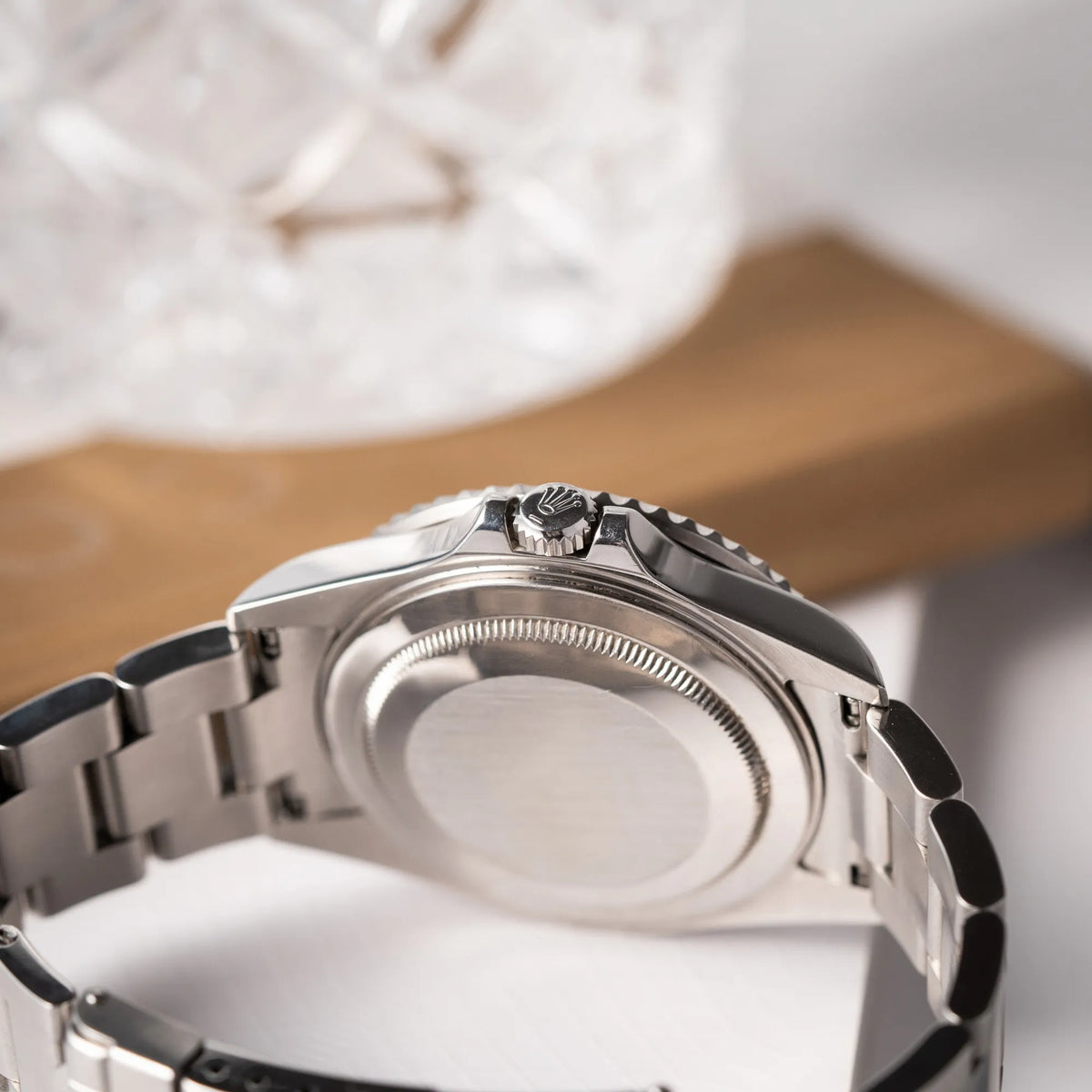 Produktfotografie der Rolex GMT-Master II der Referenz 16710 mit der blau-roten Pepsi Lünette aus Aluminium mit kräftigen Farben zeigt die Aufzugskrone und den Gehäuseboden