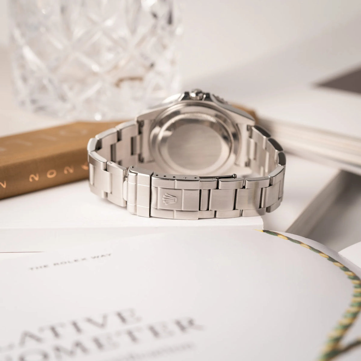 Produktfotografie der Rolex GMT-Master II der Referenz 16710 mit der blau-roten Pepsi Lünette aus Aluminium mit kräftigen Farben zeigt das Oyster-Stahlband mit der Oyster-Faltschliesse