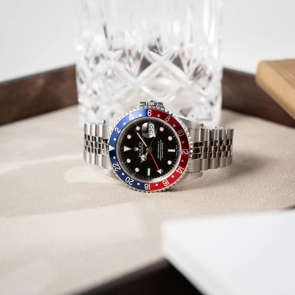 Produktfotografie als Titelbild für die Rolex GMT-Master II 16710 mit der blau-roten Pepsi-Lünette am Jubilee-Armband