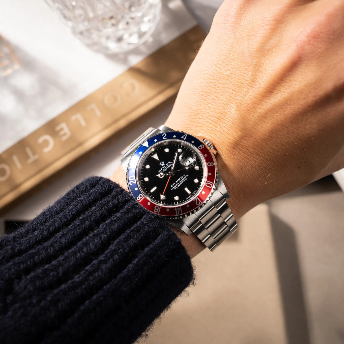 Mann trägt die Rolex GMT Master 2 der Referenz 16710 aus der T-Serie mit blau-roter Pepsi-Lünette an seinem Handgelenk