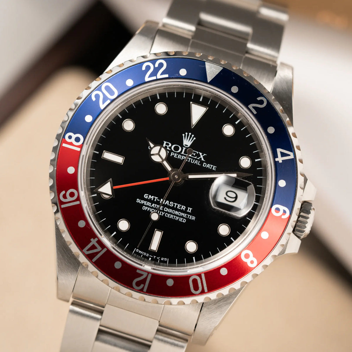 Detailaufnahme der Rolex GMT Master 2 der Referenz 16710 aus der T-Serie mit blau-roter Pepsi-Lünette