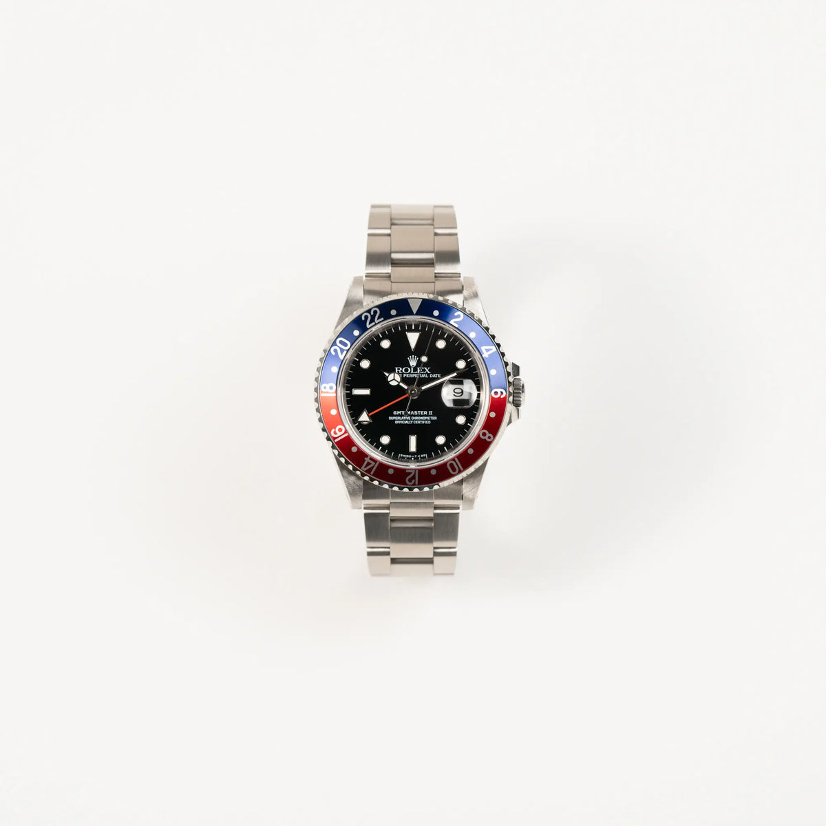 Frontale Ansicht der Rolex GMT Master 2 der Referenz 16710 aus der T-Serie mit blau-roter Pepsi-Lünette